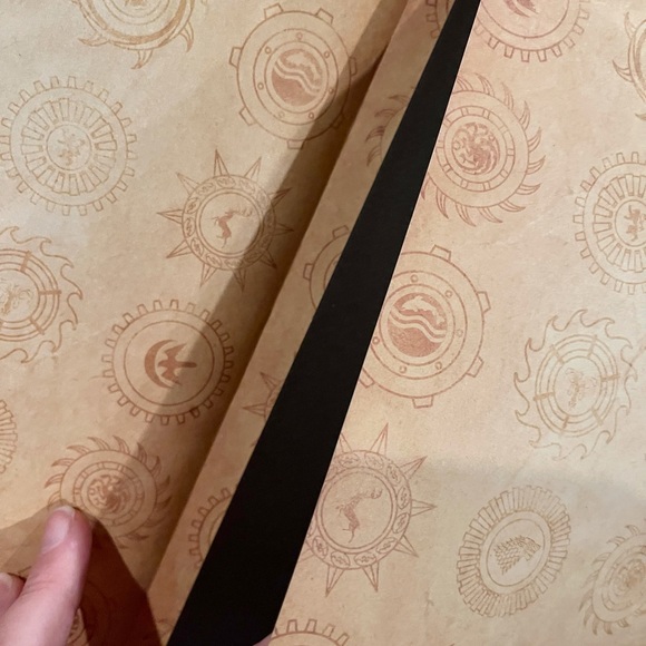 NWOT GAME OF THRONES DELUXE HARDCOVER SKETCHBOOK - Picture 7 of 7